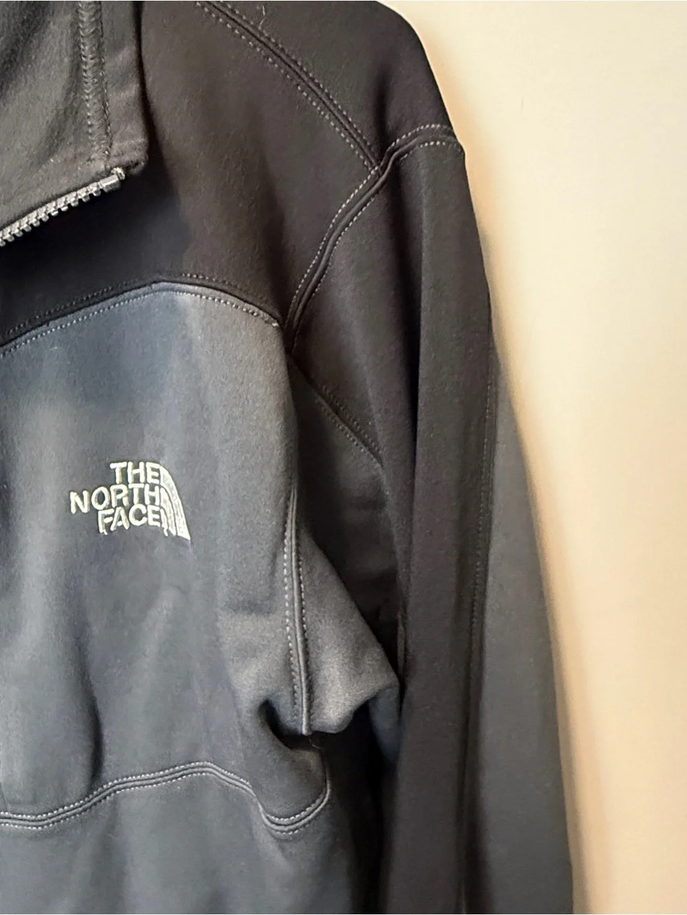 The North Face Men’s Black & Charcoal Lightweight Softshell Jacket - M